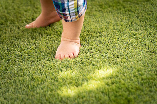 素足が気持ちいい、お子さまにも安心の高密度のふかふか人工芝。