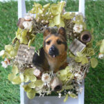 人工芝の上に飾られた犬のオブジェ